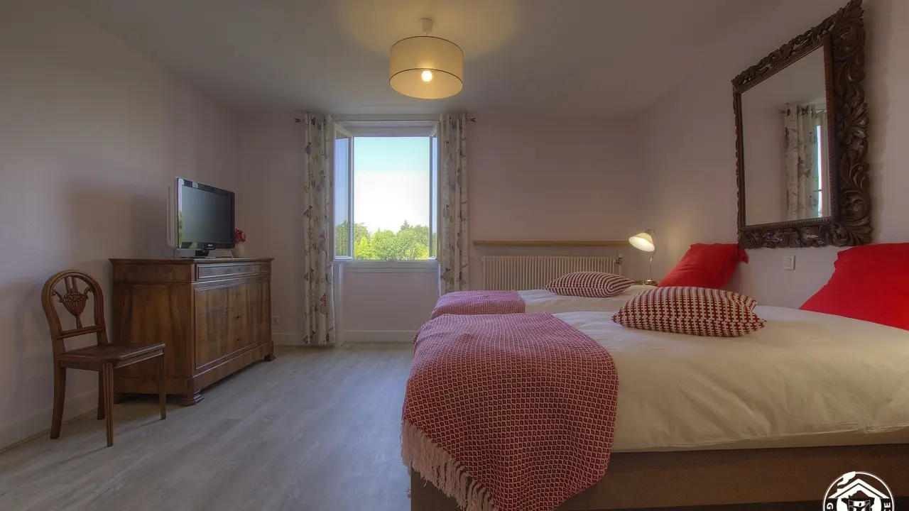 chambre rose. tv + acces internet. lit parapluie. orientee ouest. armoire et portique penderie. 2 lits de 90 x 200