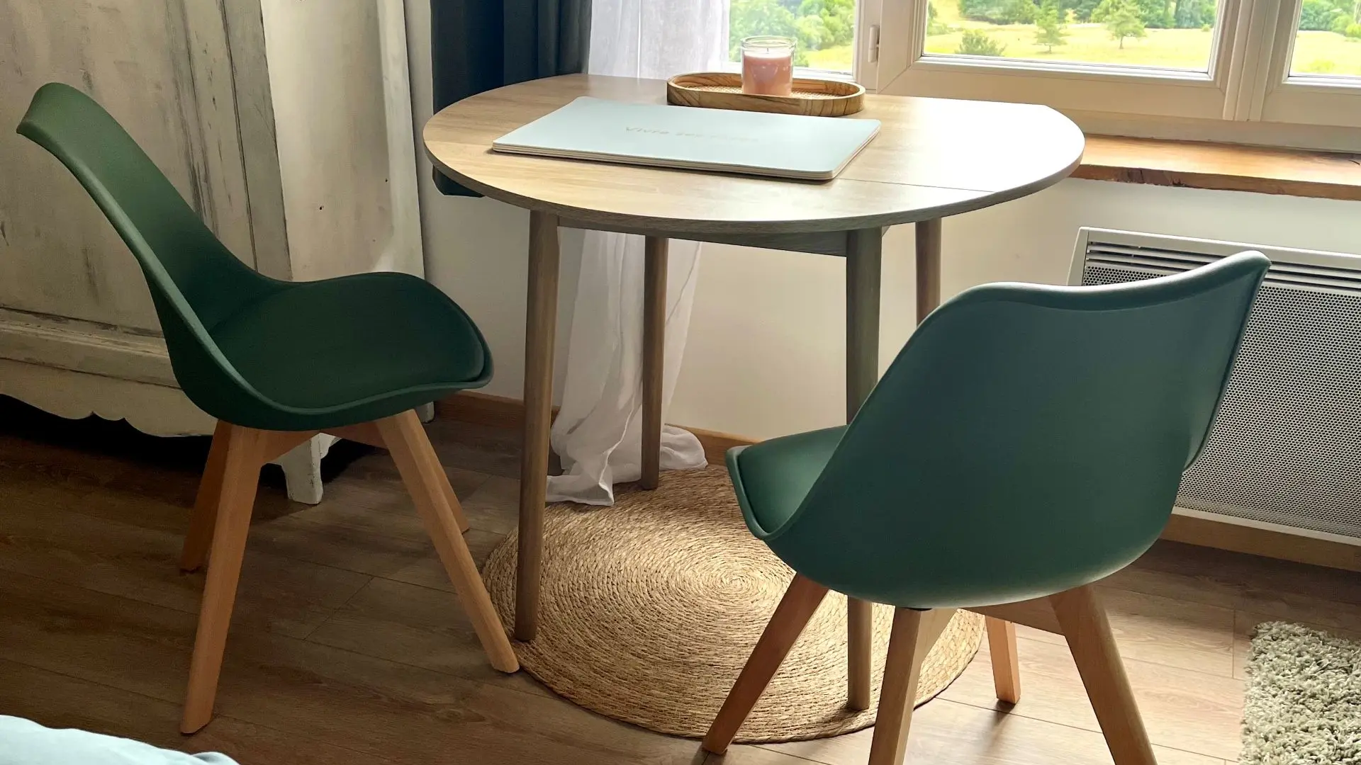 Table devant la fenêtre