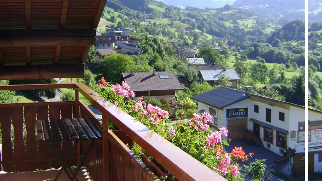 Balcon avec vue sur les montagnes