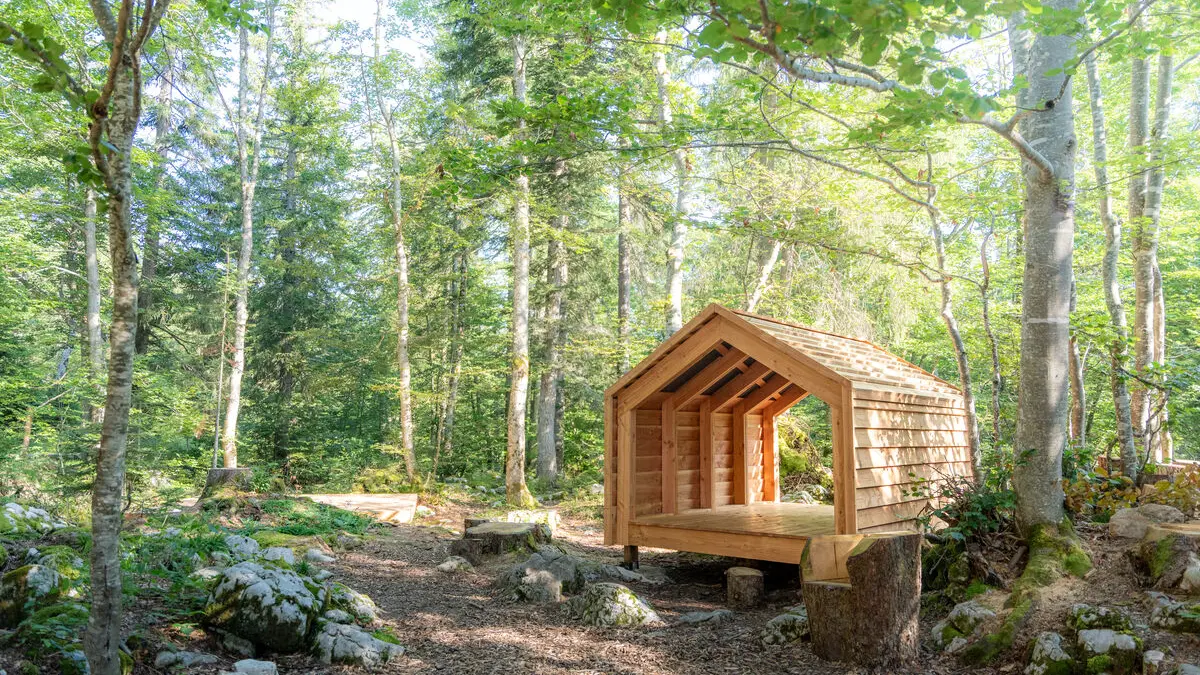 Shelter (abri) en bois, fermé sur 3 côtés, ouvert sur le 4e.