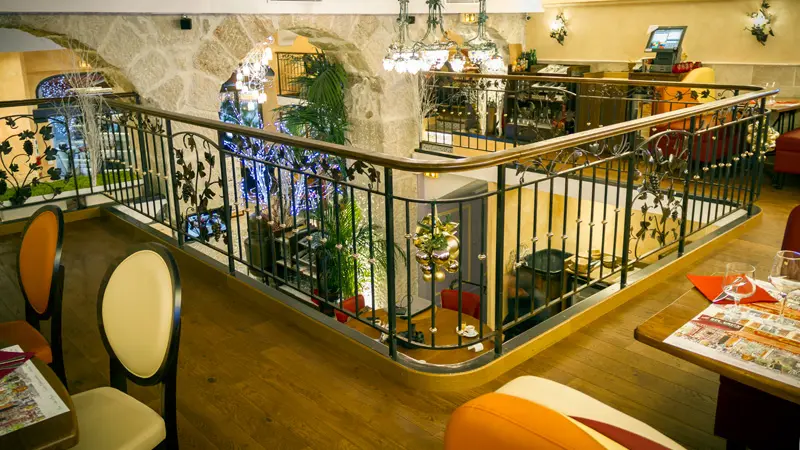 Panoramique sur le restaurant en mezzanine