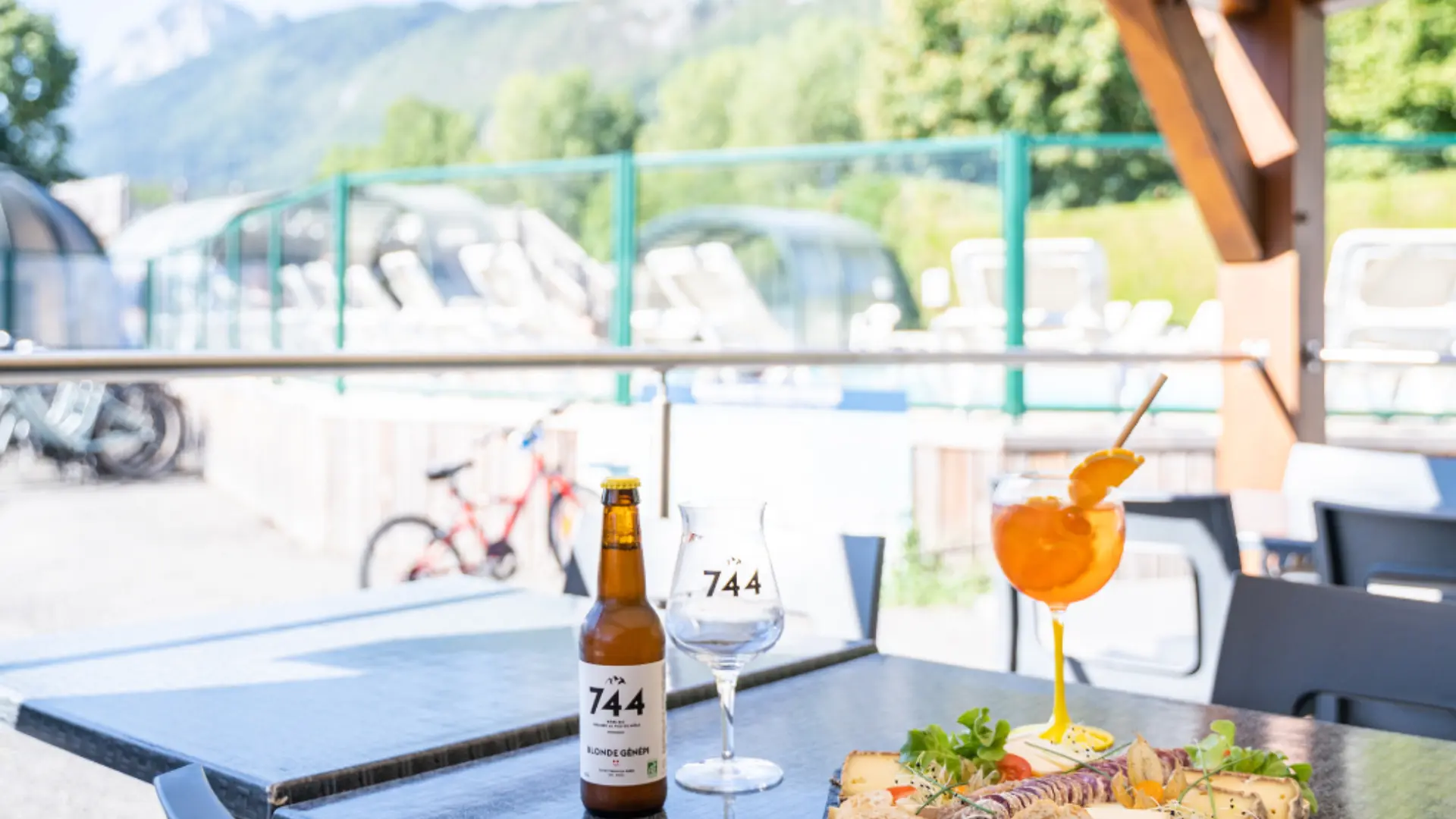 plat et boisson sur une table du restaurant
