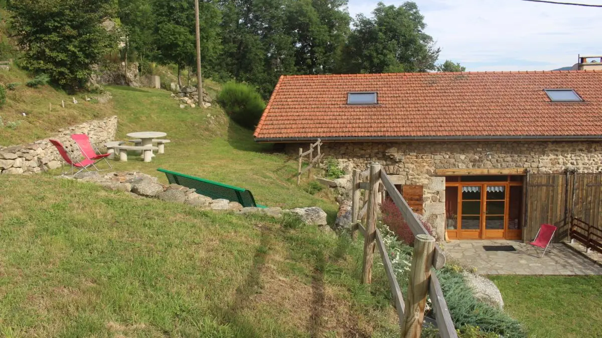 Extérieur arboré gite la Grange