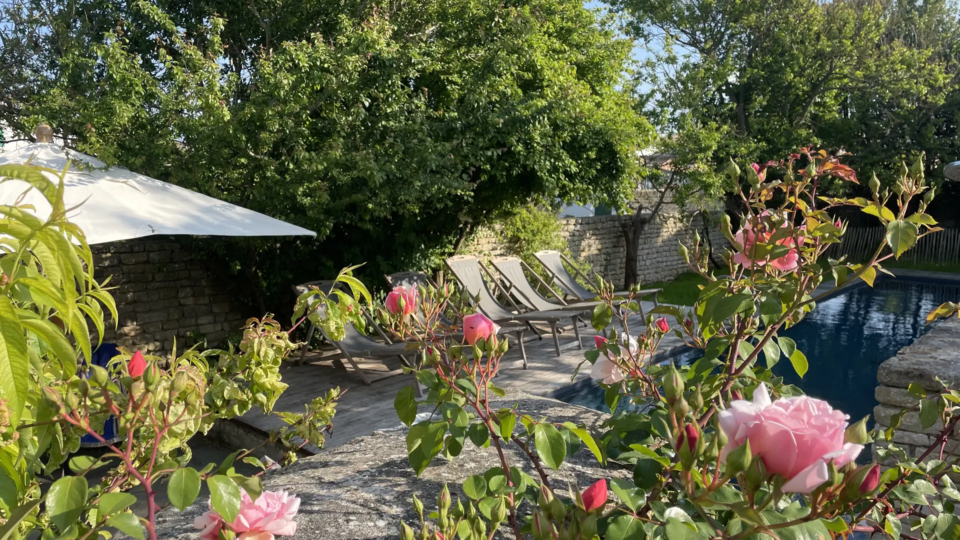 villa victoire jardin fleurs piscine chauffée