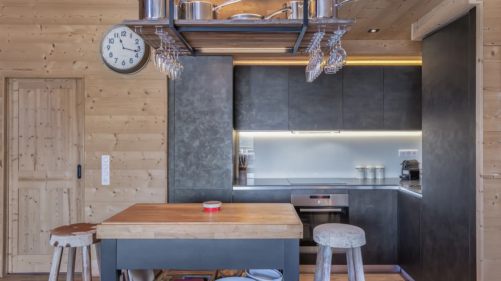 Cuisine toute équipée, table, tabourets