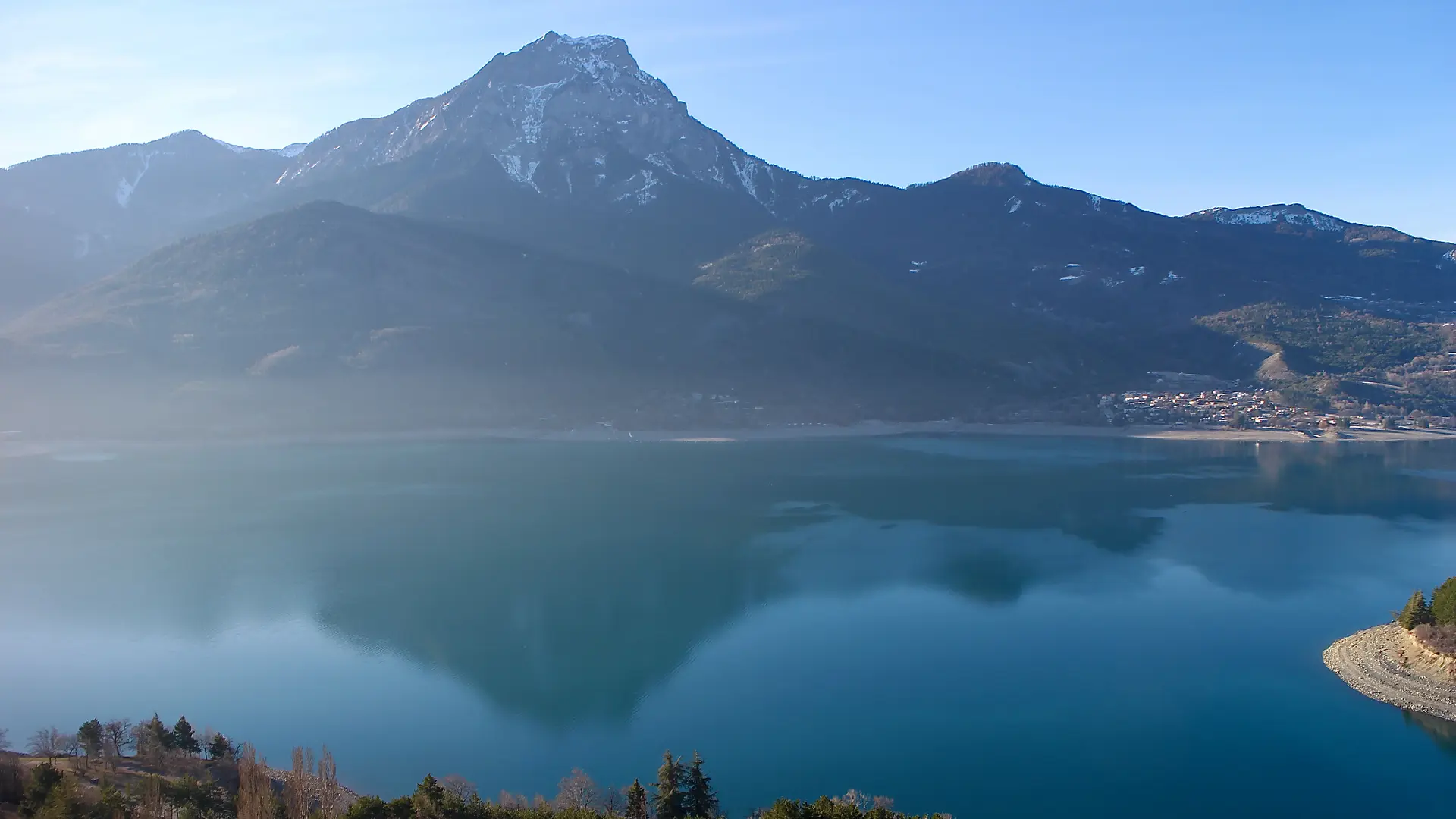 Vue sur Savines et le Grand Morgon en vol de Montgolfière
