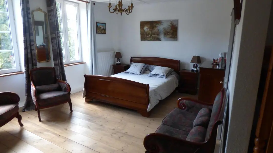 Grande chambre lumineuse composée d'un lit 160 et deux lits superposés. Un coin salon intégré et privatif à la chambre.