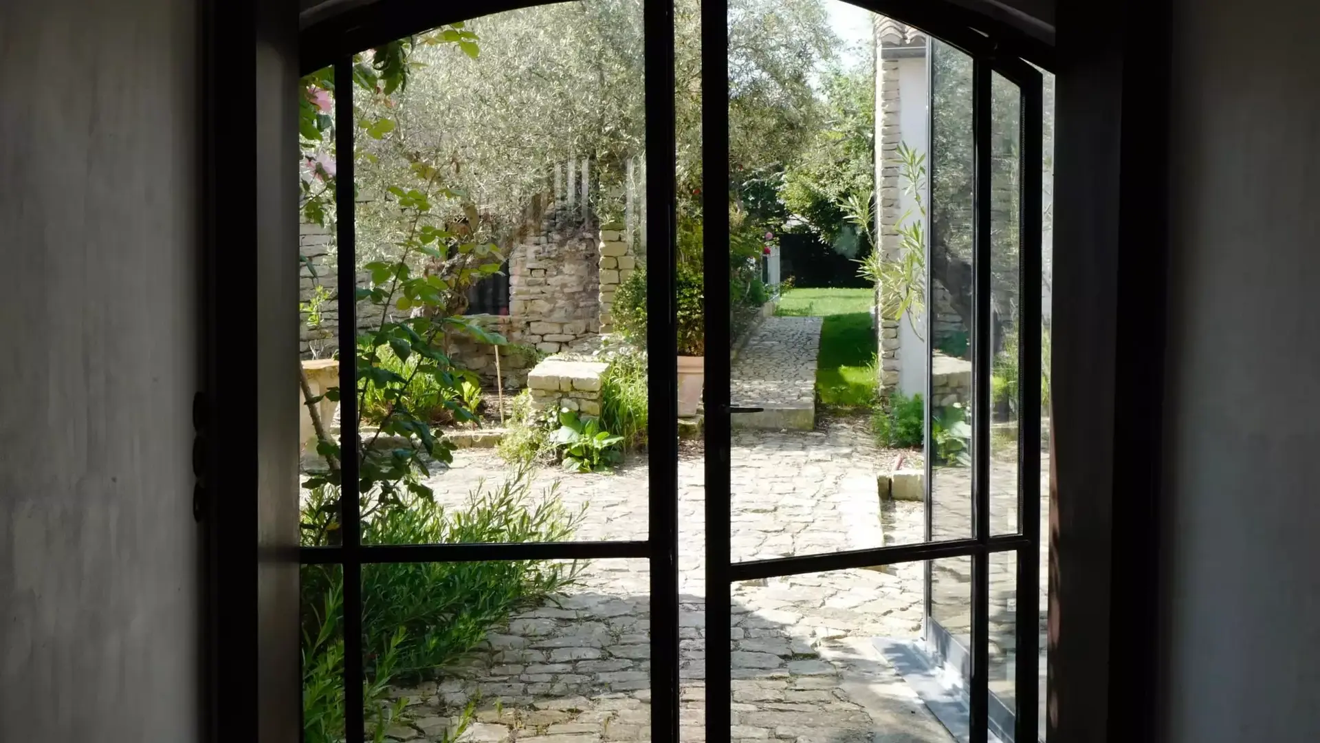 Porte d'entrée de la villa Victoire