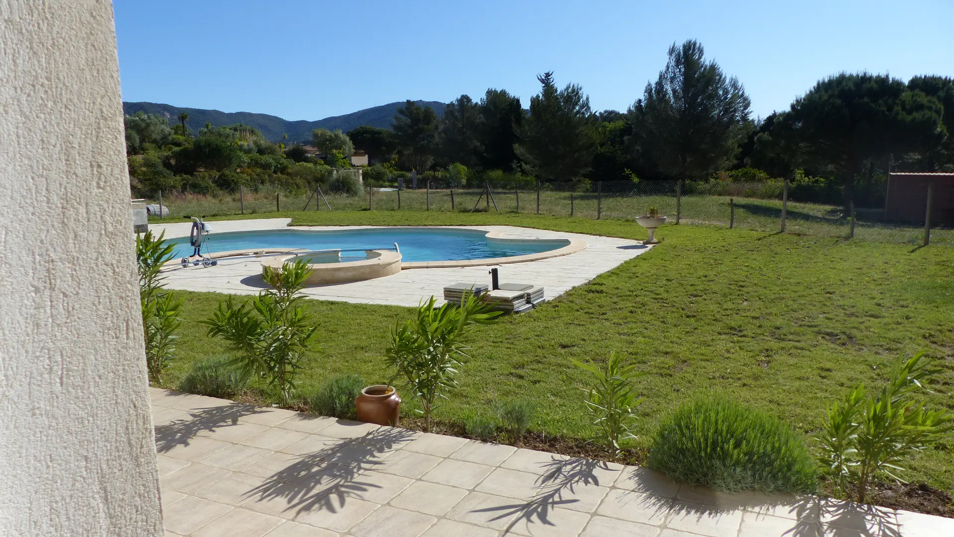 Vue jardin et piscine