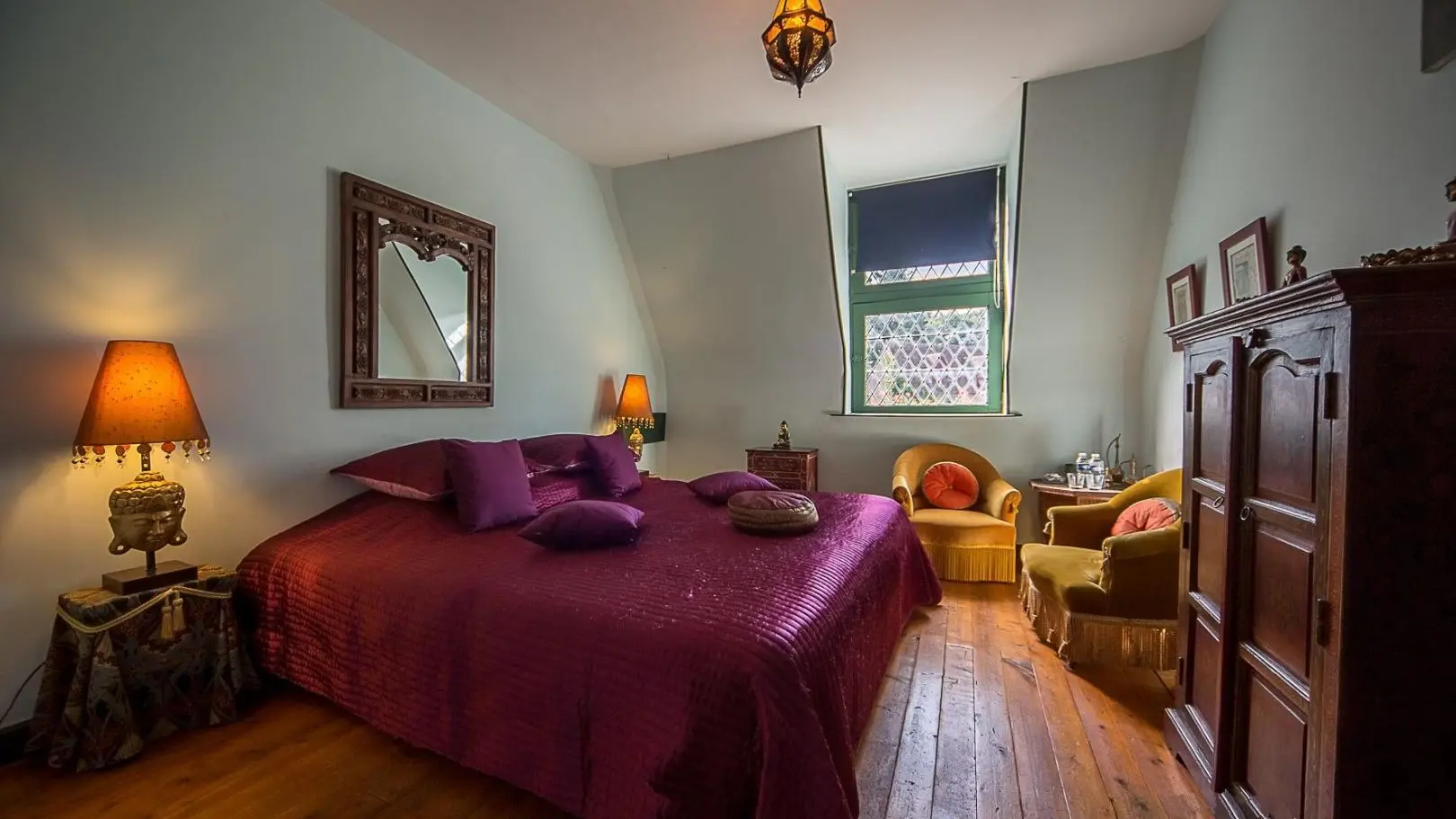 GITE DU CHATEAU DE PEUFEILHOUX VALLON EN SULLY ALLIER AUVERGNE