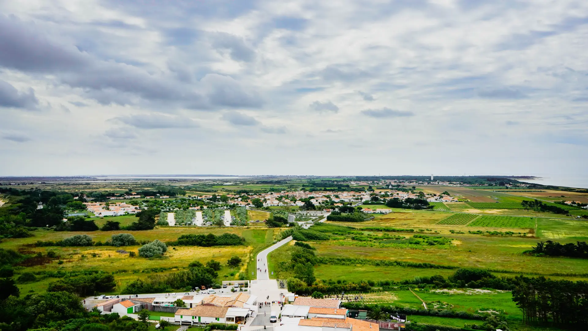 Vue du Village de St Clément des Baleines composé de 5 hameaux dont Le Chabot où est située la maison des Fillattes