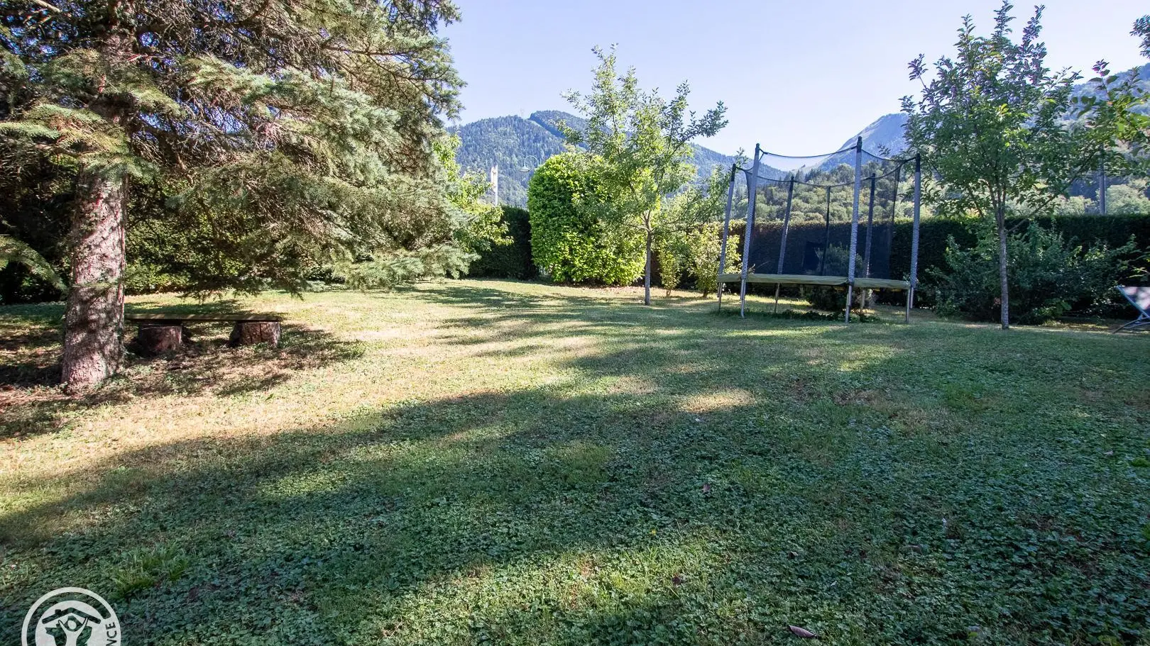 Espace détente, balançoire, trampoline