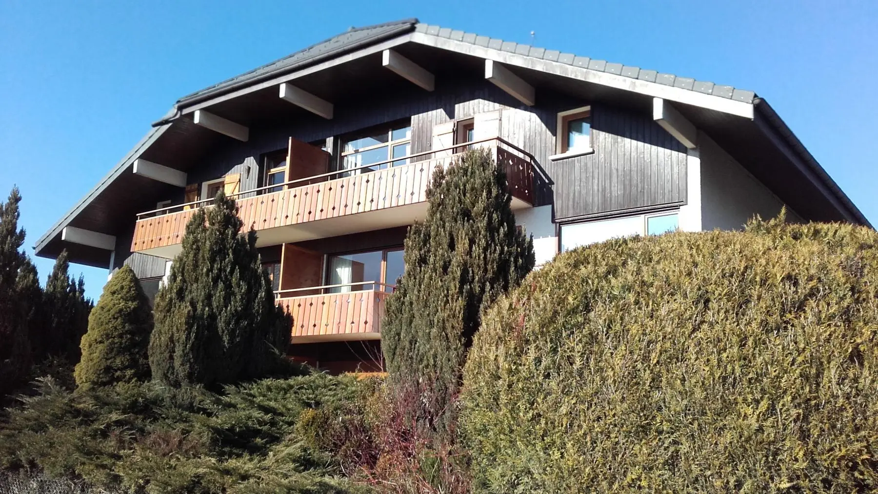 Balcon au 1er étage avec salon de jardin en belle saison