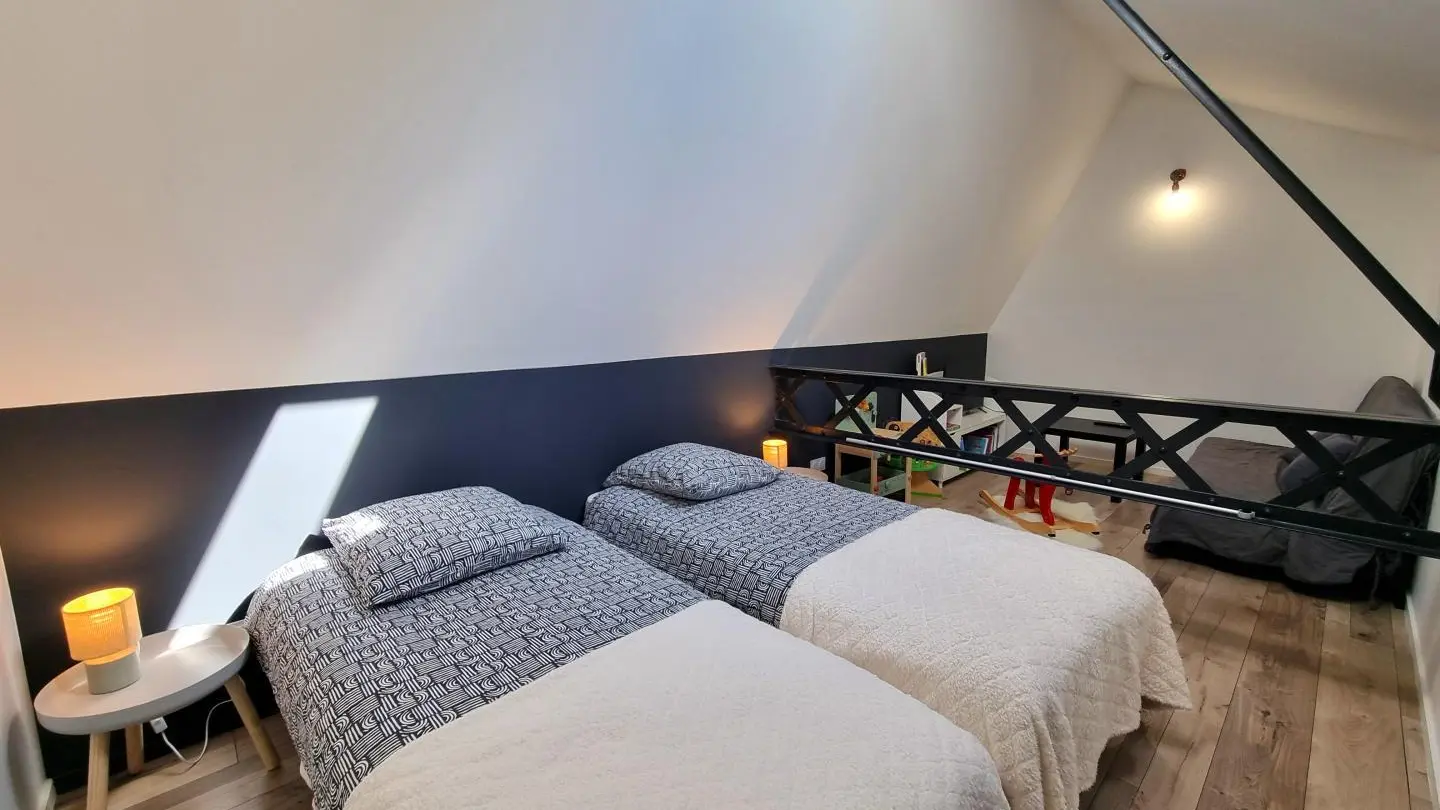 Chambre familiale High Line : un lit 160x200 et une mezzanine accessible par un escalier de meunier avec 2 lits 90 et un espace jeux & Tv avec un canapé convertible.
