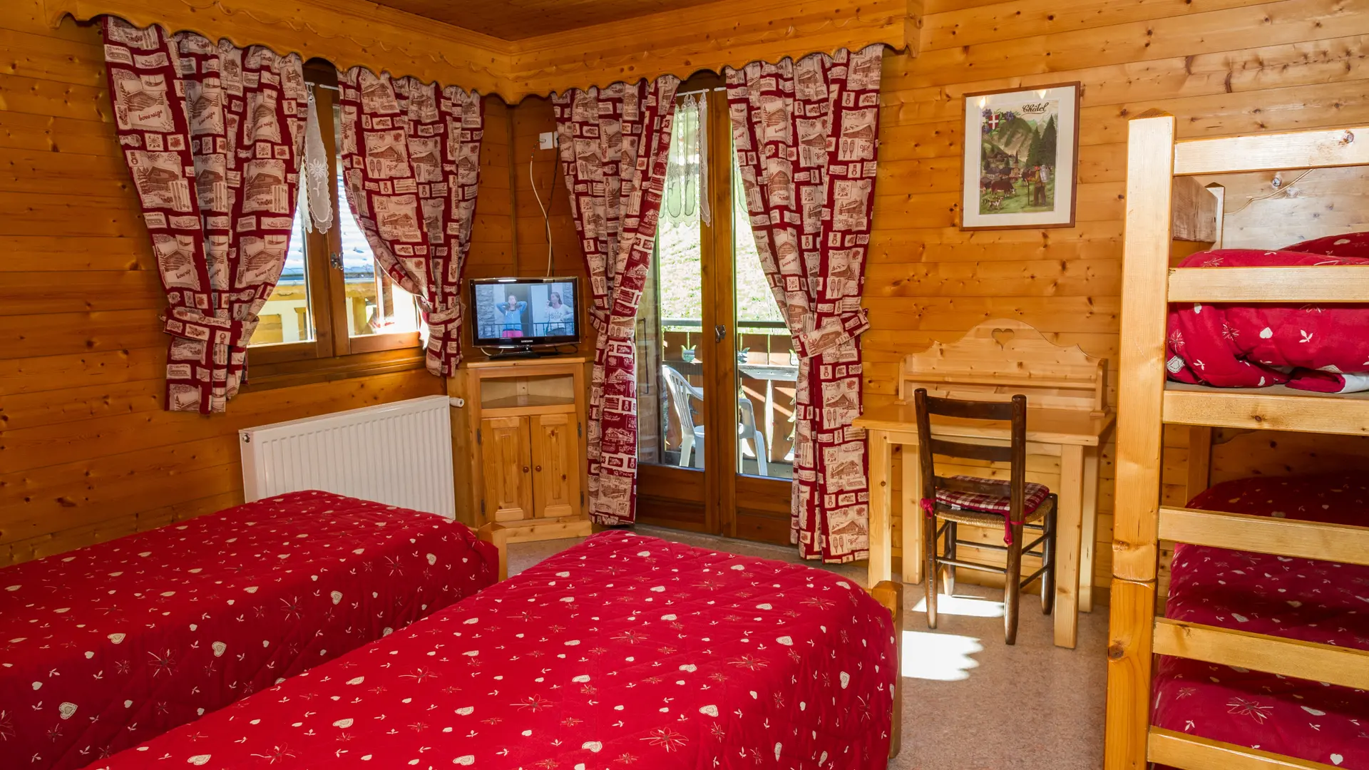 Chambre avec deux lits simples et lits superposées, balcon et TV