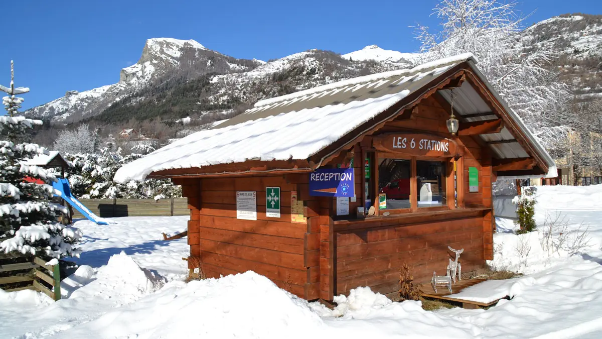 Chalet d'accueil du Camping Les 6 stations à Pont du Fossé, vallée du Champsaur