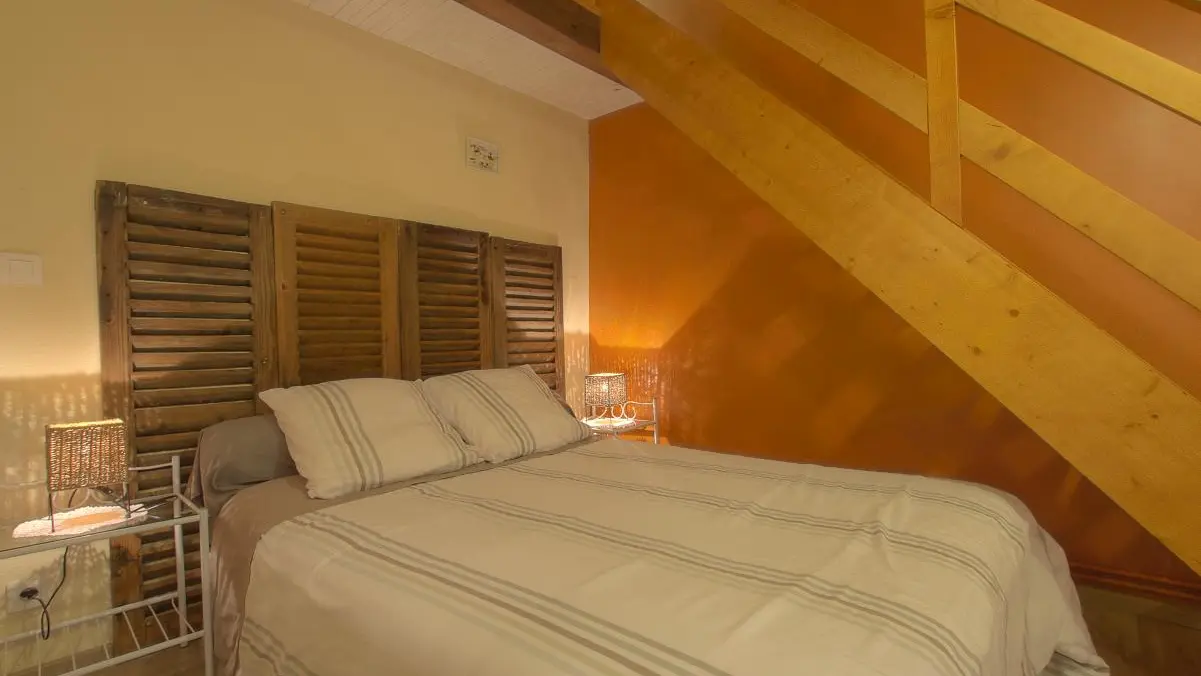 Chambre avec 1 lit 2 pers. et mezzanine avec 2 lits 1 place.