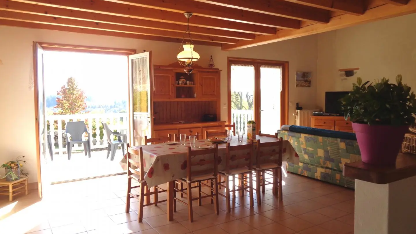 Pièce à vivre:salon/salle à manger,ouverte sur terrasse plein sud.