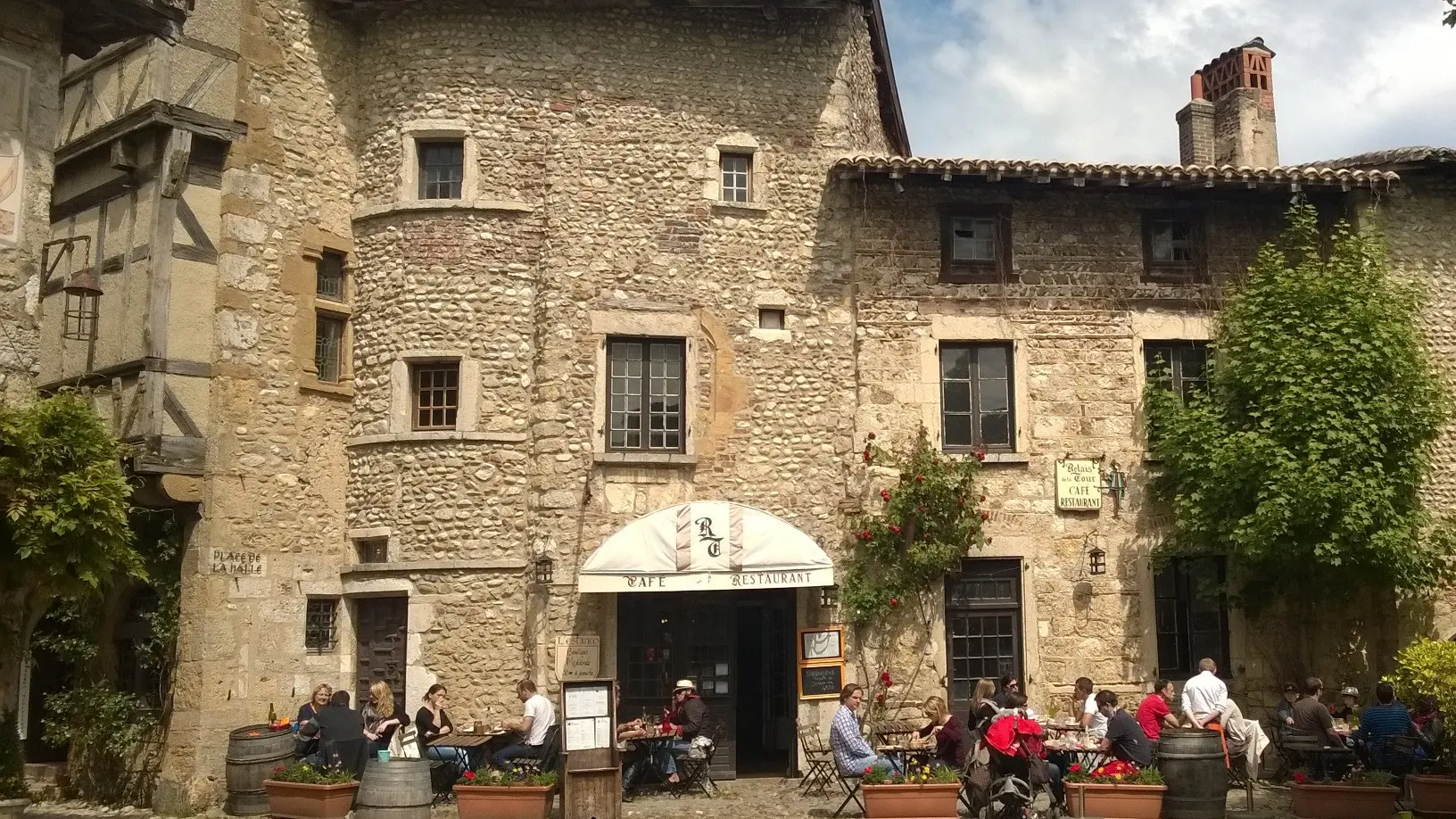 Vue façade depuis la place