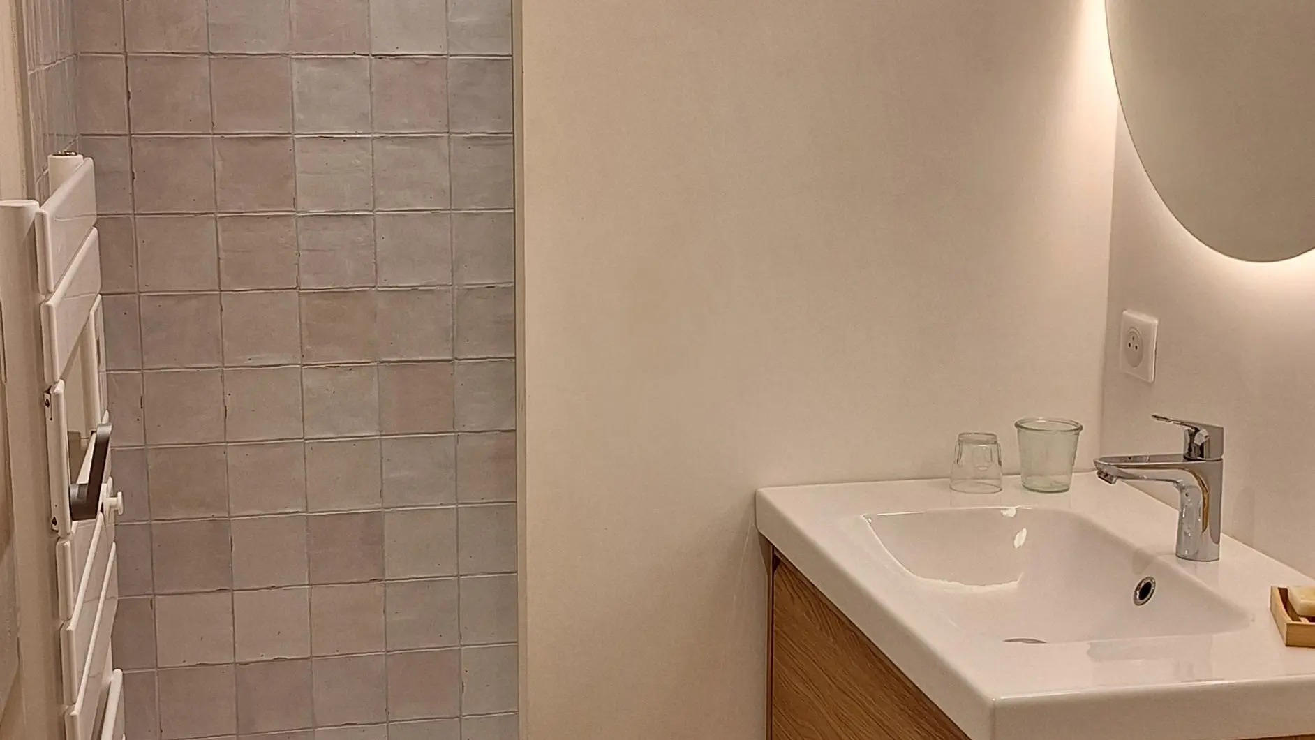 Douche à l'italienne, belle vasque avec grand miroir et toilettes