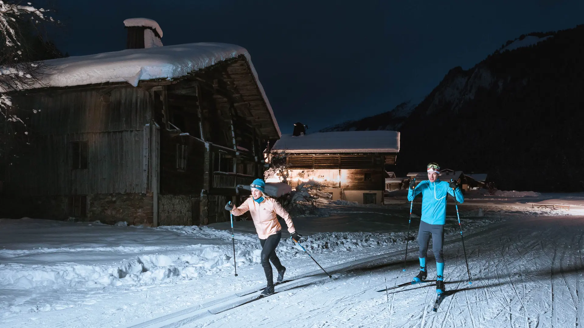 Couple de skieurs sur une piste de ski nordique ouverte en nocturne au Grand-Bornand