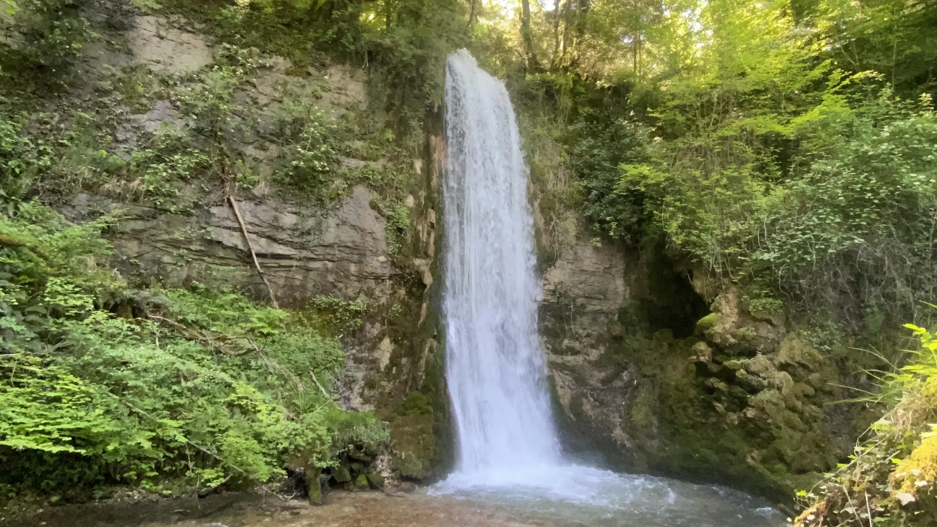 Au cœur du hameau d'Eilloux, cette cascade pittoresque se dévoile au pied de la montagne, offrant un cadre enchanteur surplombant le Rhône. La boucle de la cascade permet aux visiteurs de découvrir le charme du vignoble environnant. Les saisons d'automne et d'hiver ajoutent une touche romantique à cette chute d'eau, la rendant particulièrement attrayante.  Accès & Services  Accès libre toute l'année Visites individuelles et de groupes Vigilance recommandée par temps de pluie ou de verglas