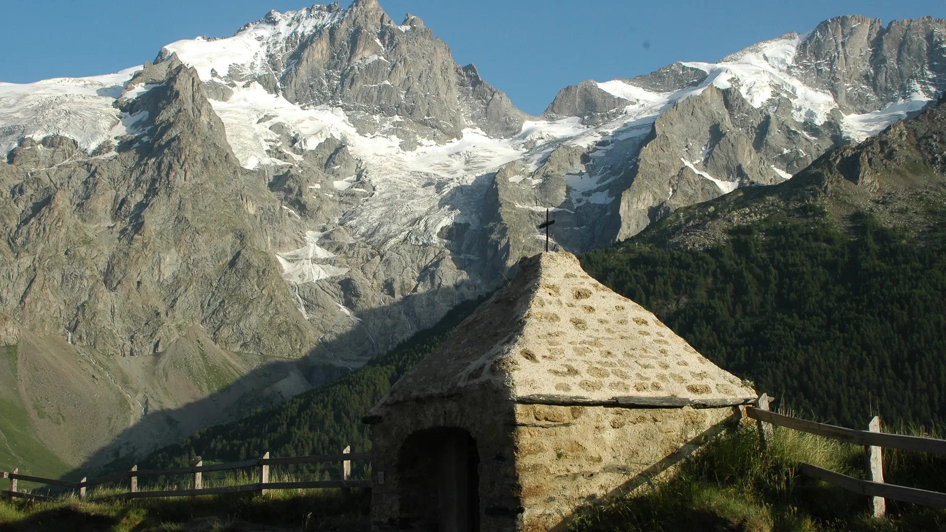 L'oratoire Saint-Anne du Chazelet et la Meije - La Grave