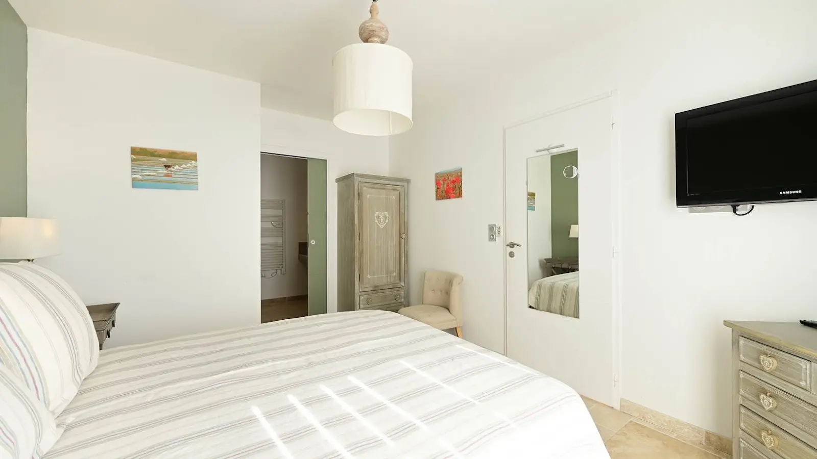 Chambre kaki au rez-de-chaussée