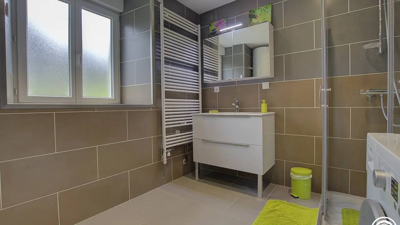 salle de bain avec machine à laver