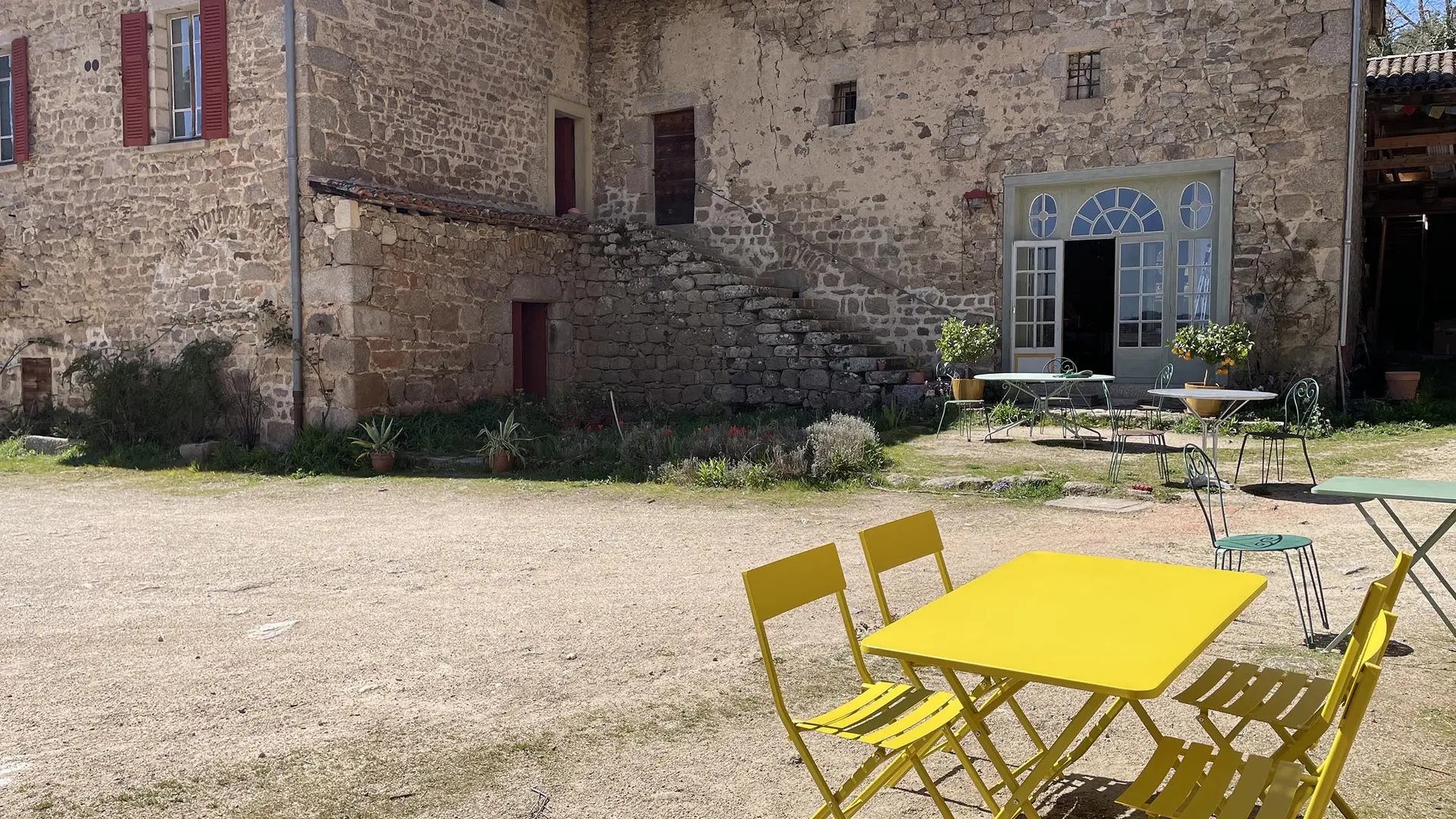 La cour et ses terrasses