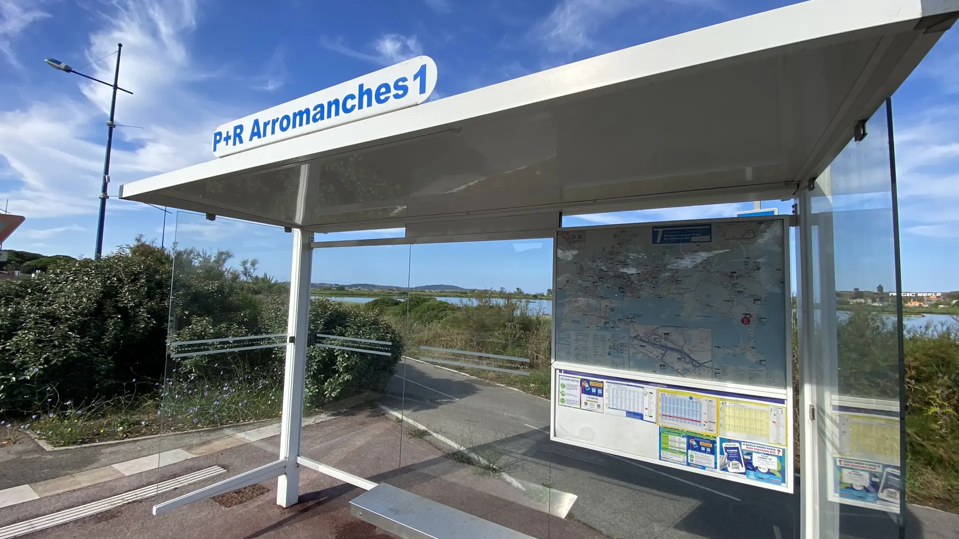 A quelques mètres de l'arrêt de bus 67 en direction de Porquerolles