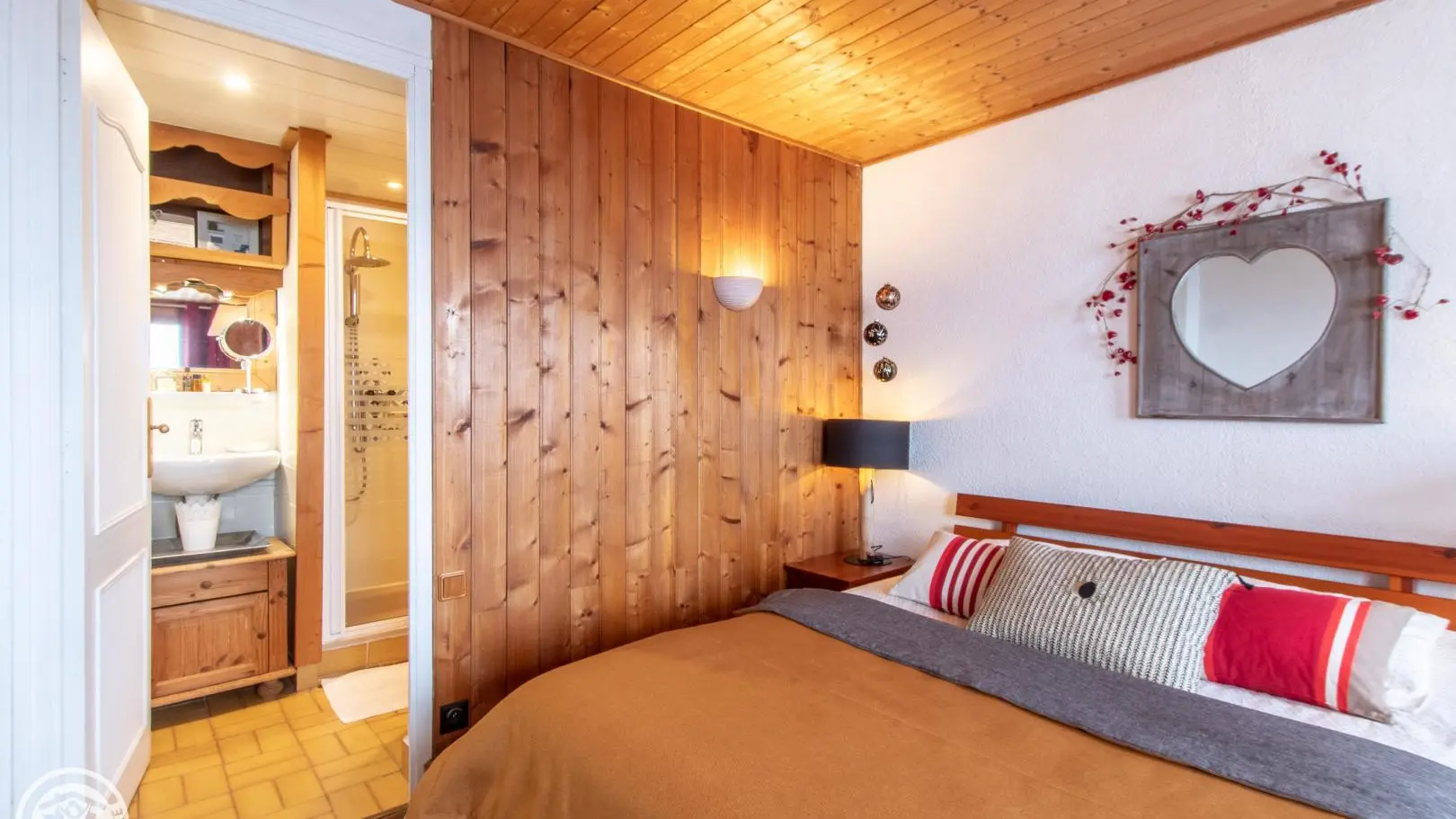 Chambre à l'étage. Salle d'eau.