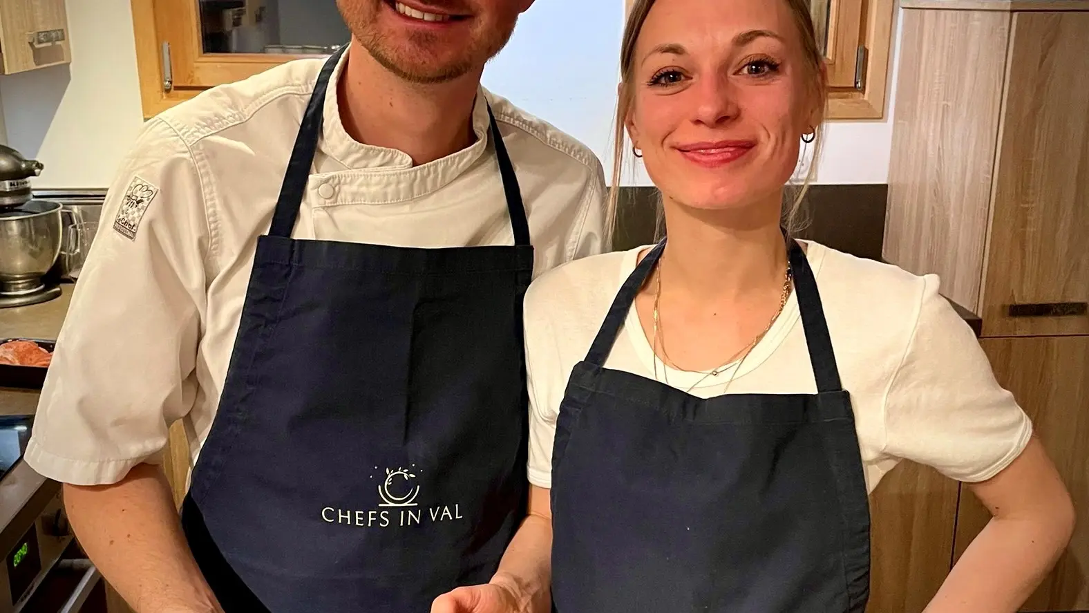 Gregory Tostevin et Anete en train de cuisiner - Chefs in Val - Val d'Isère