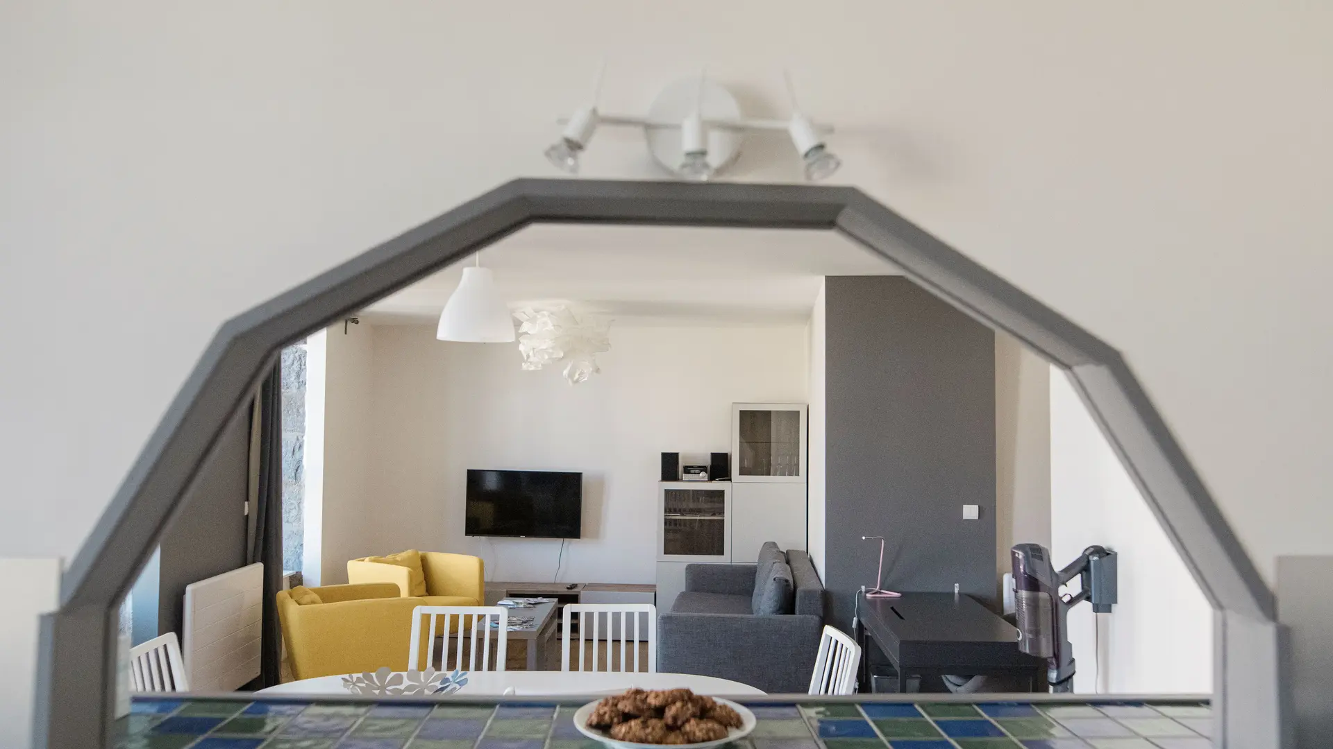 Appartement La Nugère, Salon vu de la cuisine