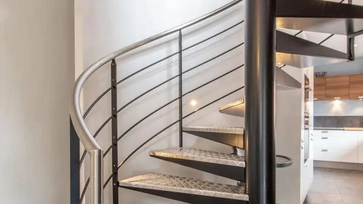 Accès étages par escalier colimaçon