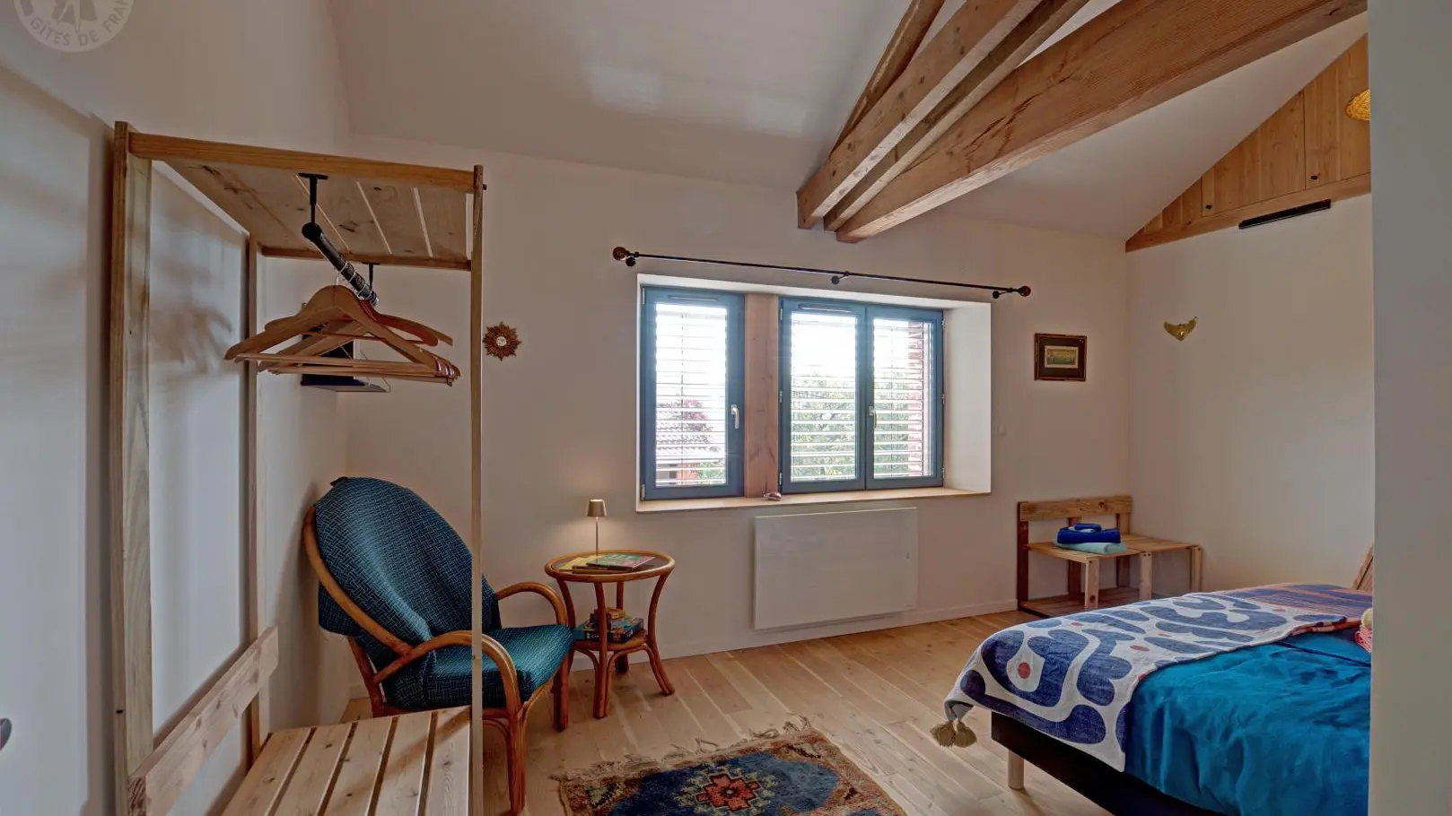 Chambre Harmonie, lit double 180X200 ou simple, fauteuil, livres, banc pour bagage, penderie