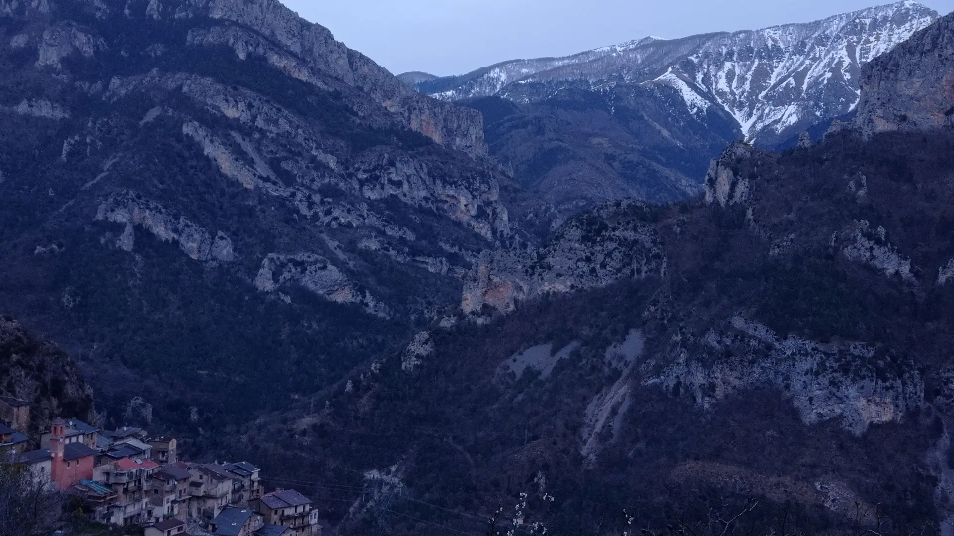 Berghe supérieur-cime de Marta à la tombée de la nuit