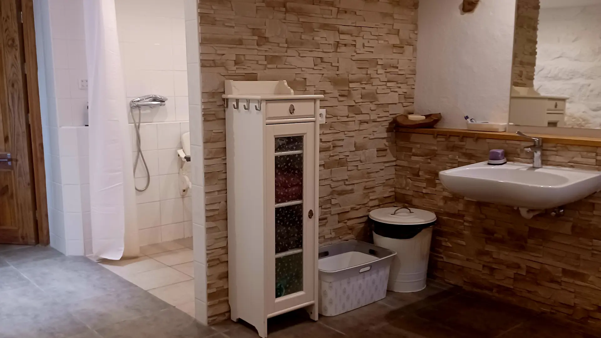 Salle de bain - vue lavabo et douche à l'italienne