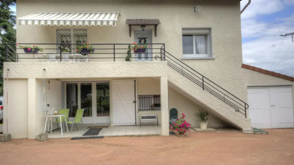 maison indépendante avec grande cour fermée pour les animaux .