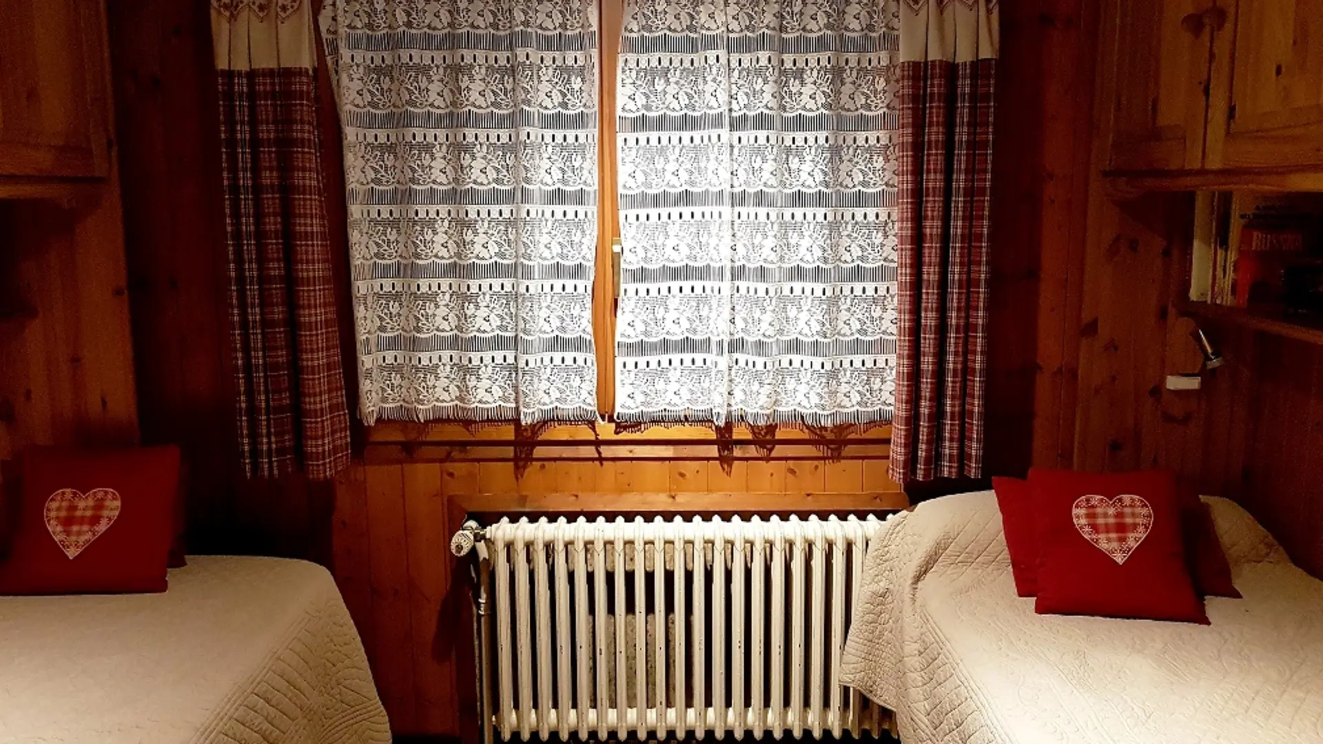 Vue de la 2ème chambre avec 2 lits simple