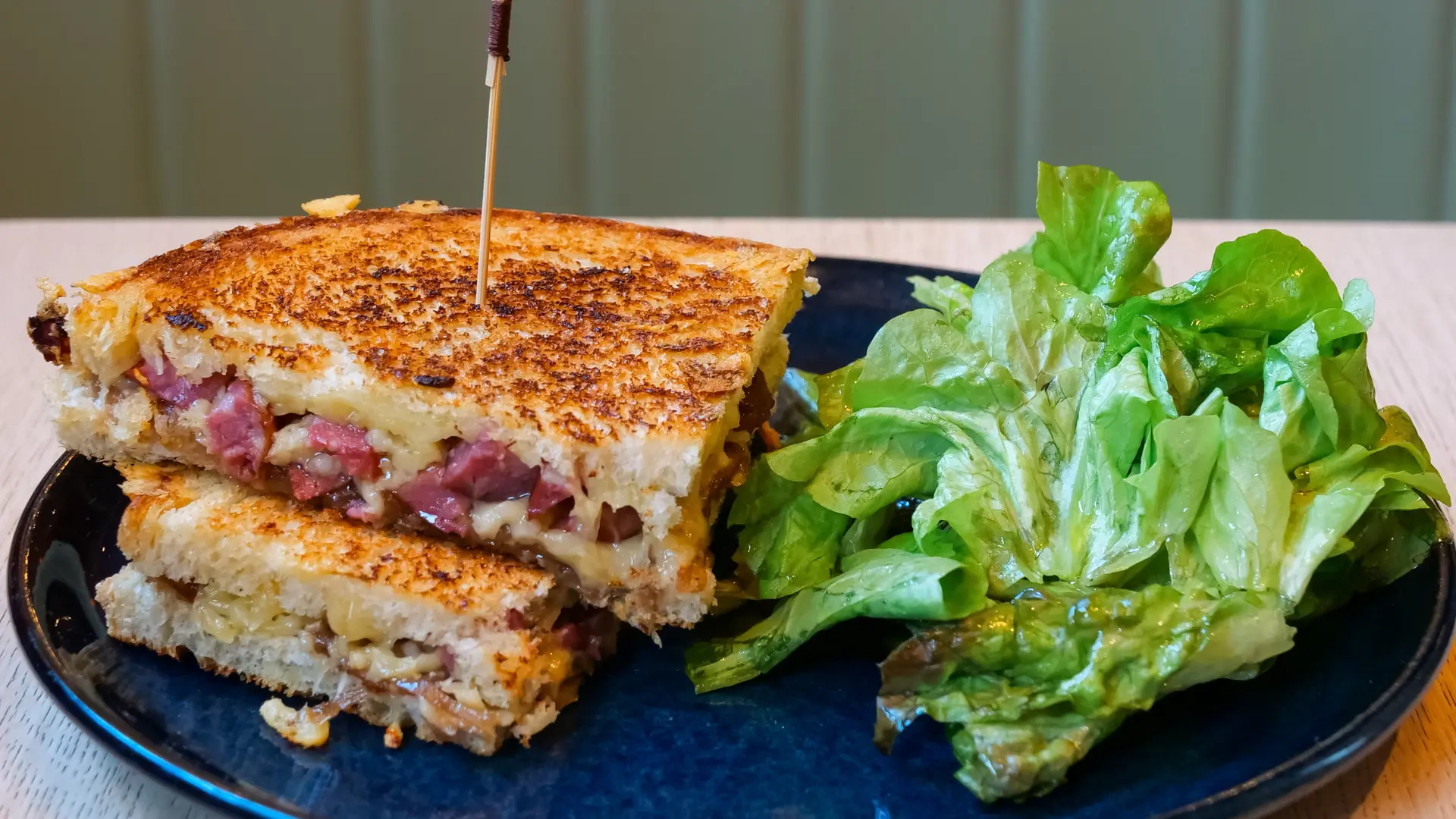 Le ‘Dwich grillé au Diot : fromage fondue,  diot, oignon confit