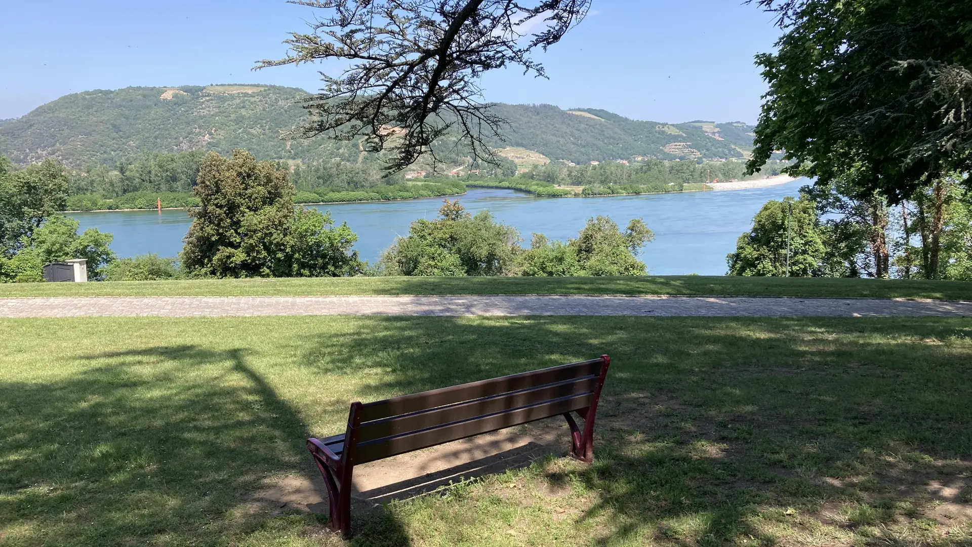 vue sur le rhone parc de la ronceraie à Laveyron