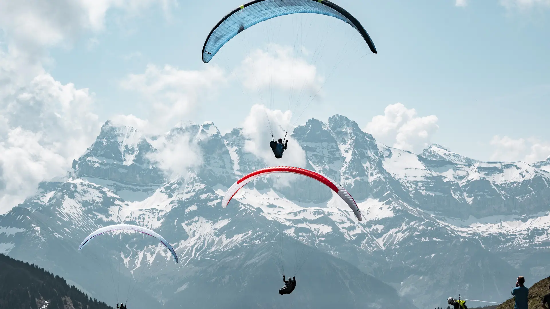 Vol en parapente au-dessus de Châtel avec les Dents du Midi en arrière plan