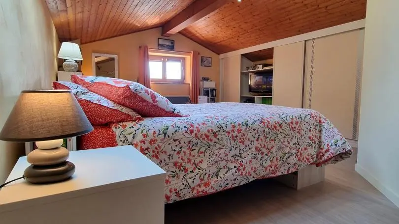 La chambre Les Mésanges se  compose d'un lit 160x200cm et d'une salle d'eau attenante et privative. Un canapé-lit 140x180 est mis à disposition pour offrir un couchage d'appoint sur réservation.