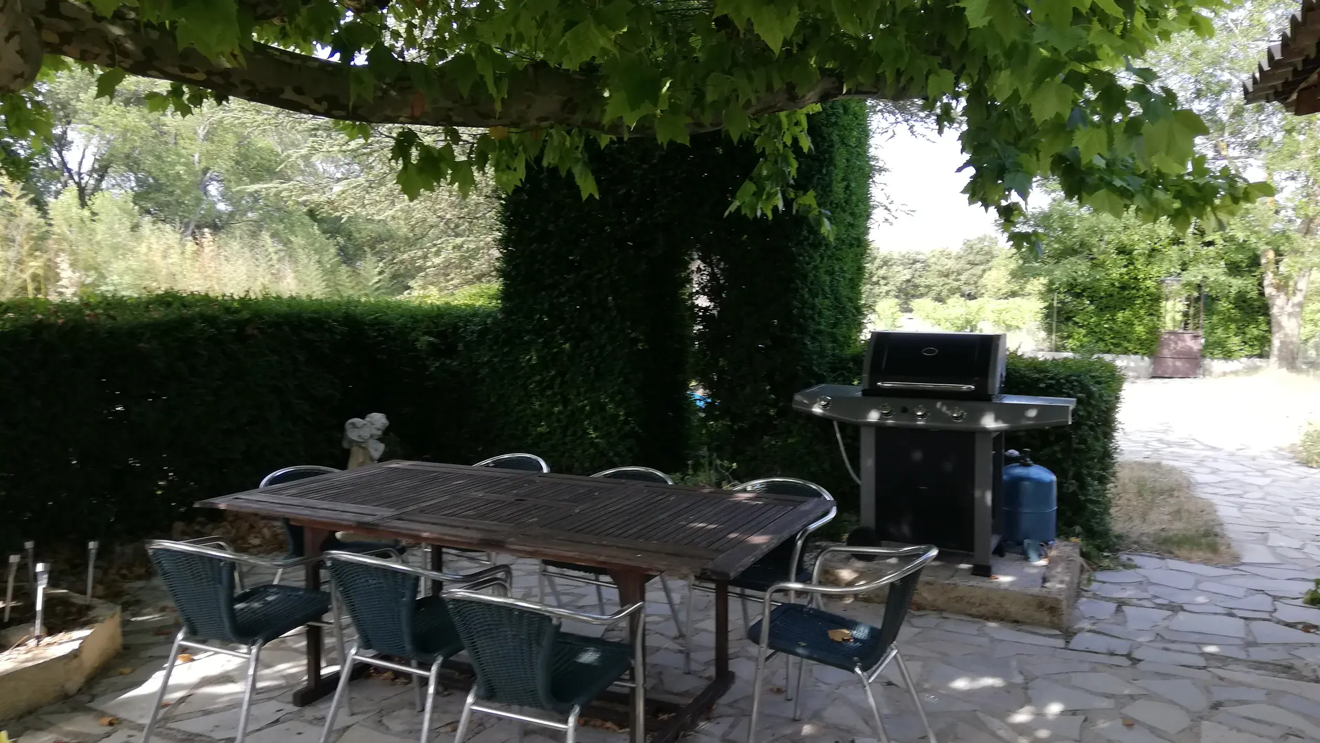 Table de jardin er barbecue - La villa sans soucis