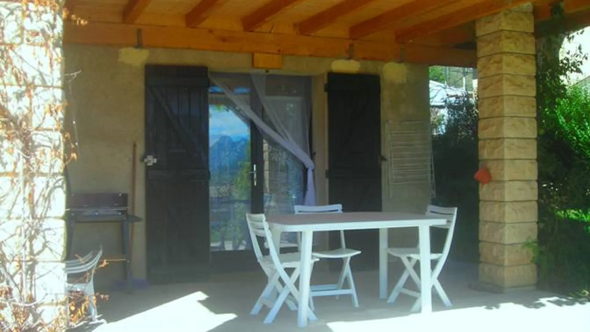 La terrasse couverte et l'entrée