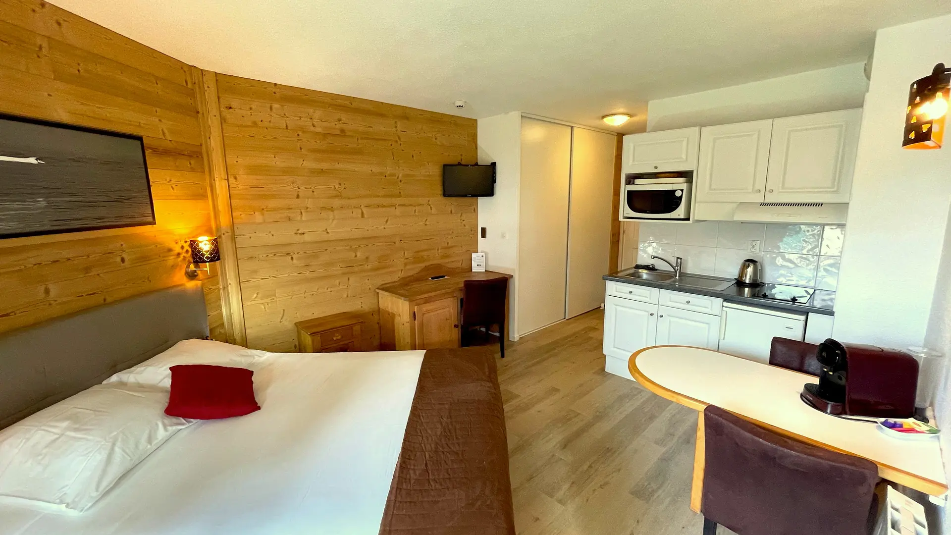 Chambre + cusinette