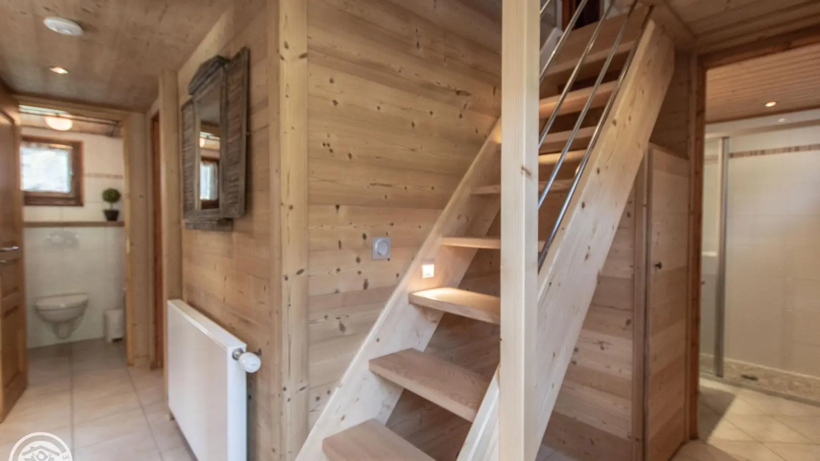 Escalier avec salle d'eau et sanitaires