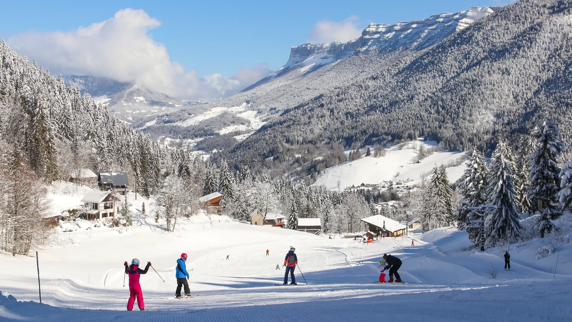 Skieurs débutants sur la piste du Cucheron