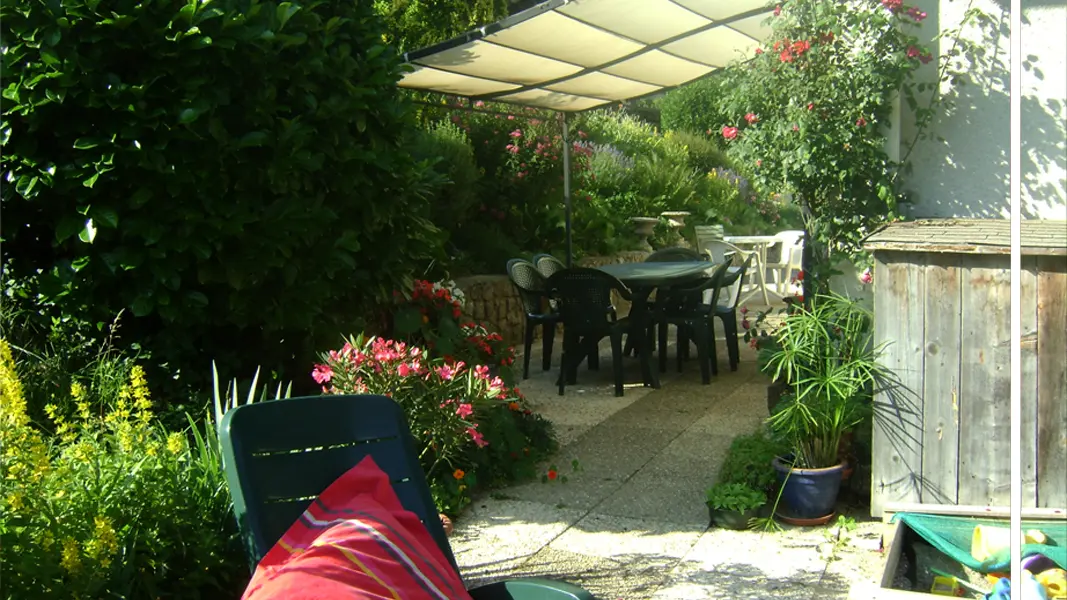 Terrasse privative en rez de jardin avec barbecue gaz Weber